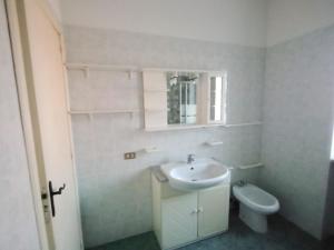 un bagno bianco con lavandino e WC di Gallipoli Lido San Giovanni vicino spiaggia a Gallipoli