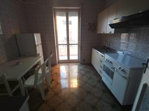 una cucina con un tavolo e un frigorifero bianco di Gallipoli Lido San Giovanni vicino spiaggia a Gallipoli Altre 6 foto