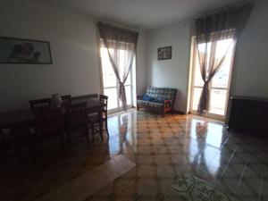 un soggiorno con un divano, un tavolo e delle sedie di Gallipoli Lido San Giovanni vicino spiaggia a Gallipoli