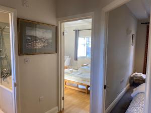Postel nebo postele na pokoji v ubytování Victorian Building - sleeps 5 - Pet Friendly