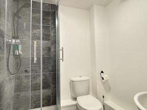 Ένα μπάνιο στο 2BR 2BA Flat - King Beds - Free Parking - Near LGW Airport