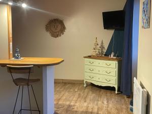 a bedroom with a desk and a dresser and a table at Studio jangadi in Reignac