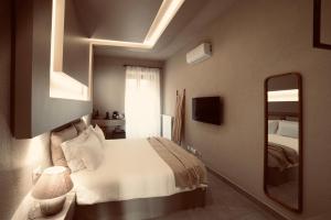 a hotel room with a bed and a mirror at Palermo Inn Boutique Arte in Palermo