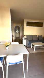 a living room with a white table and a couch at Estartit Jardins del mar 51 in L'Estartit