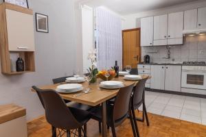 Kuchyň nebo kuchyňský kout v ubytování Apartman Tihana