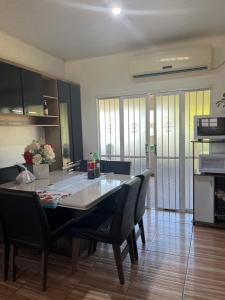 a kitchen and dining room with a table and chairs at Casa Ana in São Gabriel