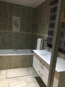 ピーターマリッツバーグにあるThornville Guesthouse Diamondのバスタブと洗面台のあるバスルーム