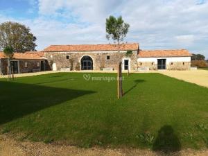 Το κτήριο όπου στεγάζεται  the country house