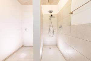 Bilik mandi di Pitlane Apartment 3