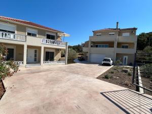a large driveway in front of a house at Fotis Apartments in Skála Néon Kydonión