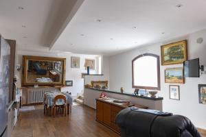 a living room with a desk and a table at Il giardino di Ve' in Lecce