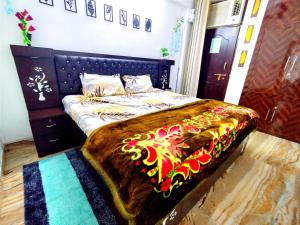 Postel nebo postele na pokoji v ubytování 1BHK Independent Flat at CENTRAL LOCATION HAZRATGANJ