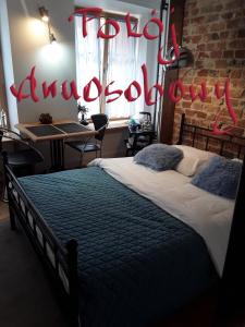 a bedroom with a bed with a sign that says happy anniversary at Old Town Mostowa - I piętro - Apartament lub pokój in Toruń