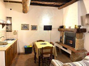 Kuchyňa alebo kuchynka v ubytovaní Appartamenti a Pitigliano