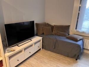 TV a/nebo společenská místnost v ubytování Vista Lago