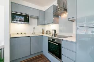 Η κουζίνα ή μικρή κουζίνα στο One Bedroom Apartment By Vesta Serviced Accommodation & Short Lets St Albans With Free Parking & Free WiFi