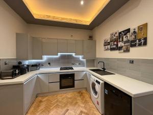 ครัวหรือมุมครัวของ Hi spec Victorian apartment with Rooftop Hot tub +13 ภาพ