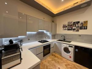 ครัวหรือมุมครัวของ Hi spec Victorian apartment with Rooftop Hot tub