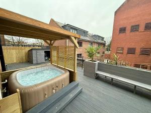 ภาพในคลังภาพของ Hi spec Victorian apartment with Rooftop Hot tub ในบริสตอล