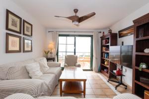 een woonkamer met een bank en een tafel bij Vistalmar in Altea