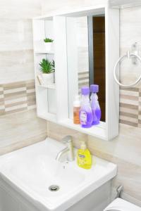 a bathroom with a sink and a mirror at Jod & Naic Appartement in Abidjan +13 photos