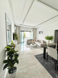 a living room with a couch and a table at Jod & Naic Appartement in Abidjan