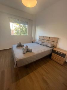 a bedroom with a bed with two pillows on it at Moderno apartamento centrico con piscina y parking in Denia