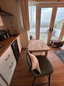 Kuchyň nebo kuchyňský kout v ubytování Bay View Hideaway Lahinch