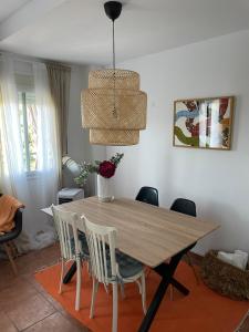 una sala da pranzo con tavolo e sedie in legno di El Rincón del Mirador a El Castillo de las Guardas Altre 14 foto