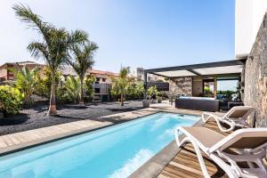 Πισίνα στο ή κοντά στο Villa La Tabaiba- Bright open spaces, private & heated pool