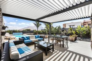 Χώρος καθιστικού στο Villa La Tabaiba- Bright open spaces, private & heated pool