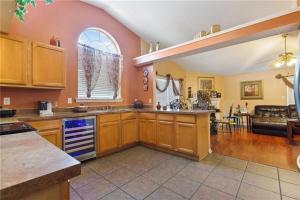 Dapur atau dapur kecil di Chic Haven Nola +4 gambar