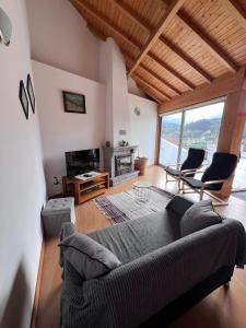 a living room with a couch and chairs at Casa do Outeiro in Penacova