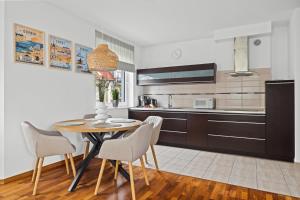 Kuchyňa alebo kuchynka v ubytovaní INA Rent - Nadmorskie Apartamenty