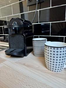 una cafetera en la parte superior de una encimera de cocina en Appartement vieille-ville de Boulogne, vue Cathédrale, en Boulogne-sur-Mer