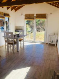 ein Esszimmer mit Tisch und Stühlen und eine Küche in der Unterkunft Casita San Martín in San Martín de los Andes + 8 Fotos