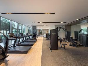 Fitness centrum a/nebo fitness zařízení v ubytování Hermes-Style 2BR, Full Burj Khalifa View - Infinity Pool - Full Fountain View