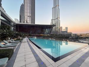 Bazén v ubytování Hermes-Style 2BR, Full Burj Khalifa View - Infinity Pool - Full Fountain View nebo v jeho okolí