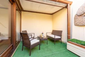 Posezení v ubytování Open Space with Air Conditioning and Patio Privato