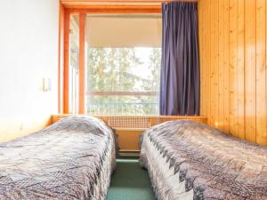 zwei Betten in einem Zimmer mit Fenster in der Unterkunft Appartement 6 pers. au centre, balcon, wifi gratuit - FR-1-346-408 in Arc 1800