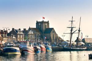 a group of boats are docked in a harbor at petite maison 3km de la mer in Ozeville