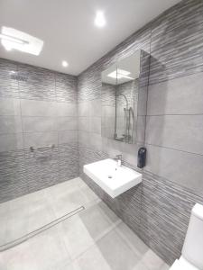 Koupelna v ubytování Modern and Luxurious 4 bedroom house + 19 fotografií