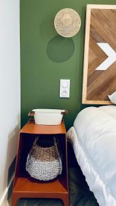 ein Schlafzimmer mit einem Bett und einem Tisch mit einer Schüssel darauf in der Unterkunft T2 neuf centre ville la tour du pin-Clim-parking-gare in La Tour-du-Pin