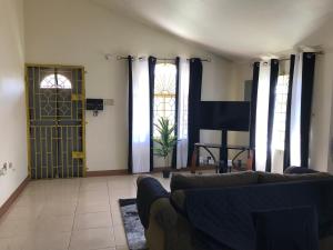 Quiet 2 bedroom 2 bathroom Home in Falmouth, Jamaica Parish of Trelawny的休息区