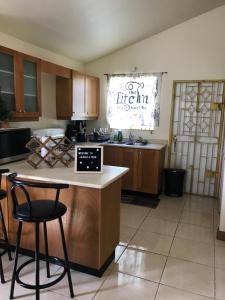 Quiet 2 bedroom 2 bathroom Home in Falmouth, Jamaica Parish of Trelawny的厨房或小厨房