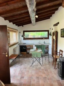salon ze stołem i biurkiem w obiekcie Umbrian cottage retreat w mieście San Giovanni del Pantano +12 zdjęć