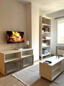 ein Wohnzimmer mit einem Flachbildfernseher an der Wand in der Unterkunft Apartamento Centro Granada-Ganivet in Granada