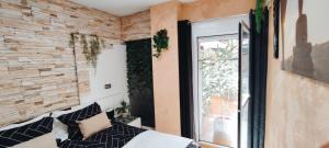Łóżko lub łóżka w pokoju w obiekcie Apartamento Las 3P Piscina, Paz y Patio privado