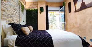 sypialnia z łóżkiem i kamienną ścianą w obiekcie Apartamento Las 3P Piscina, Paz y Patio privado w mieście Fuengirola +37 zdjęć