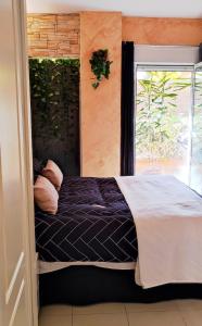 Łóżko lub łóżka w pokoju w obiekcie Apartamento Las 3P Piscina, Paz y Patio privado